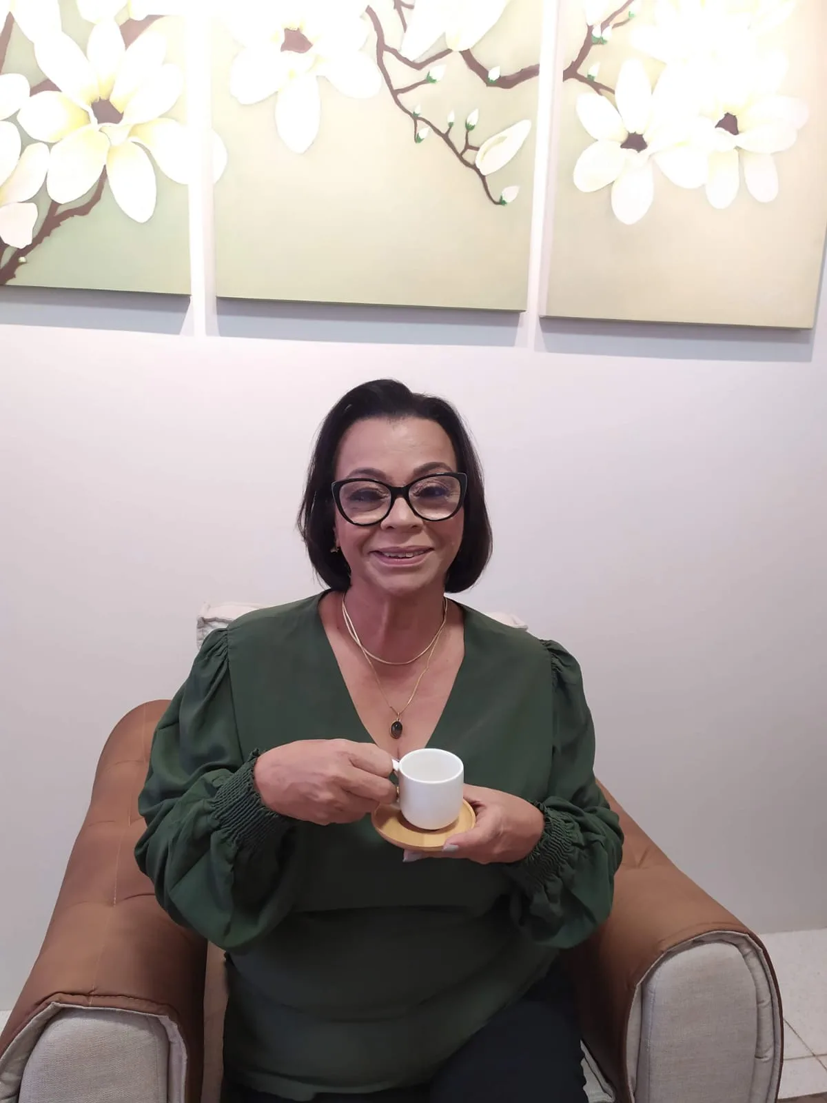 Na sala de atendimento com o café