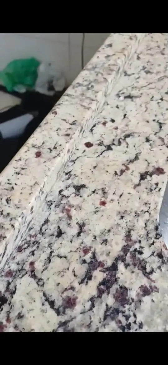 Limpeza de bancada de granito para entrega de apartamento