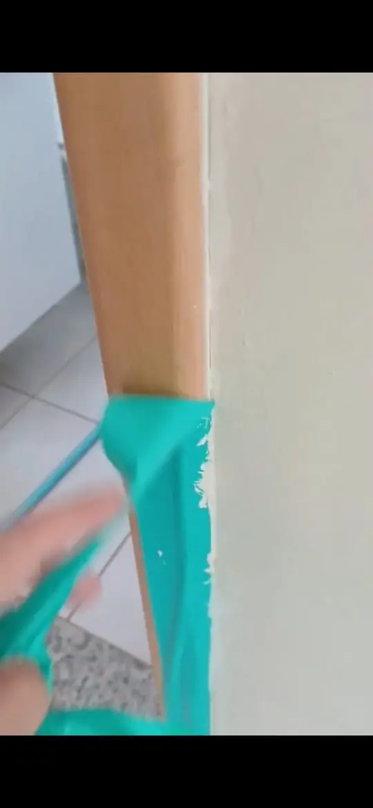 Pintura com proteção no batente de madeira da porta