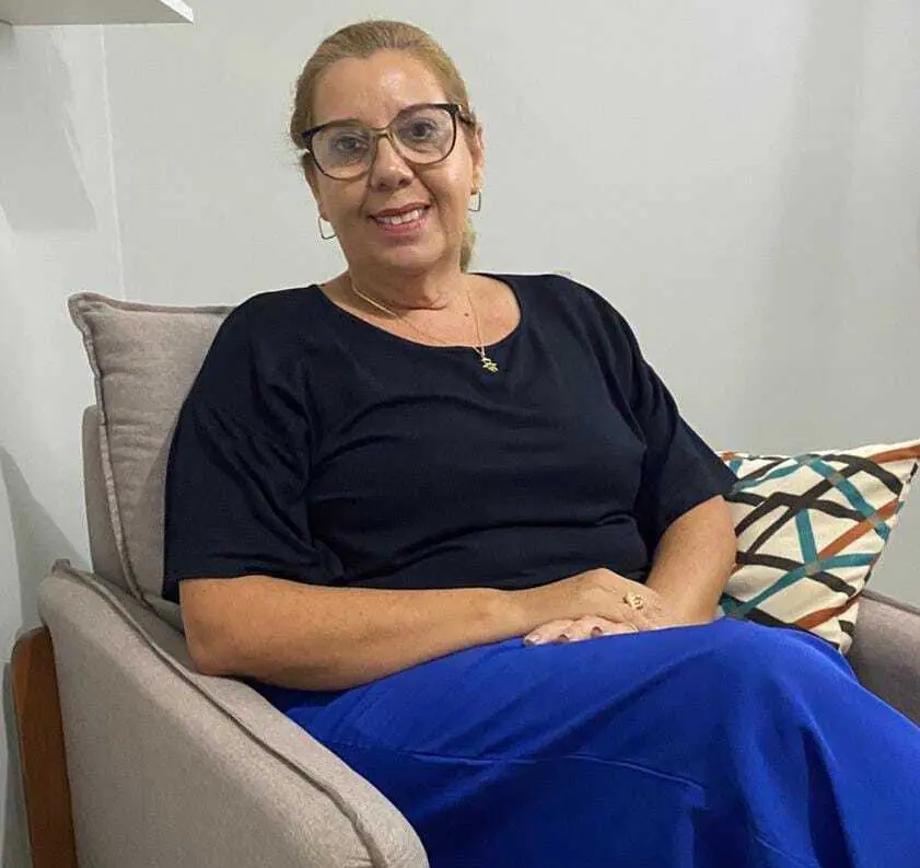 Psicóloga Renata sentada na poltrona