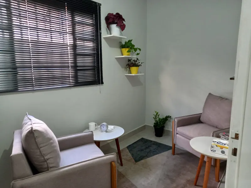 Vista do consultório mostrando as janelas e poltronas