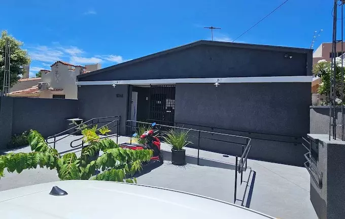 Vista da fachada apresentando o estacionamento