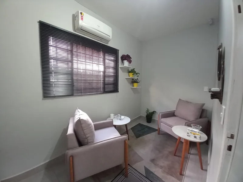 Vista do consultório mostrando as portas de ar condicionado