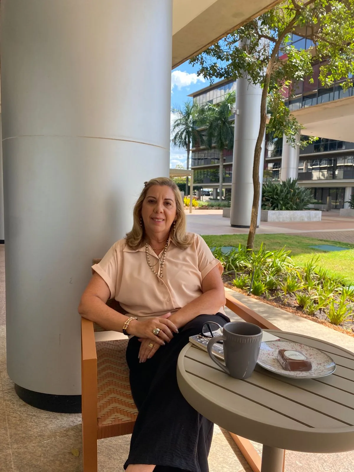 Consultório com poltrona e iluminação natural