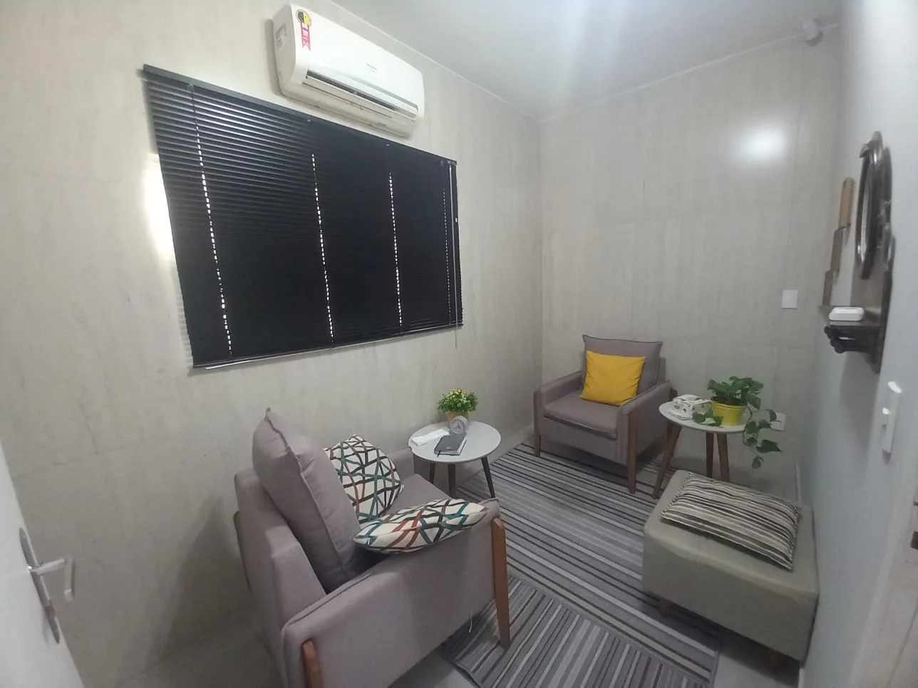 Vista do consultório mostrando as portas de ar condicionado