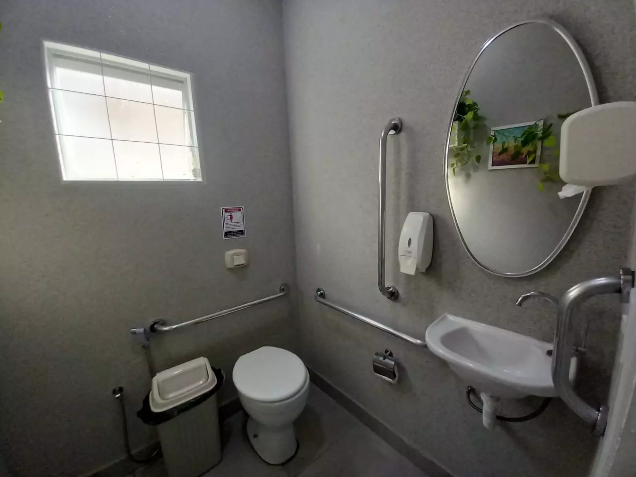 Vista do banheiro moderno com recursos de acessibilidade