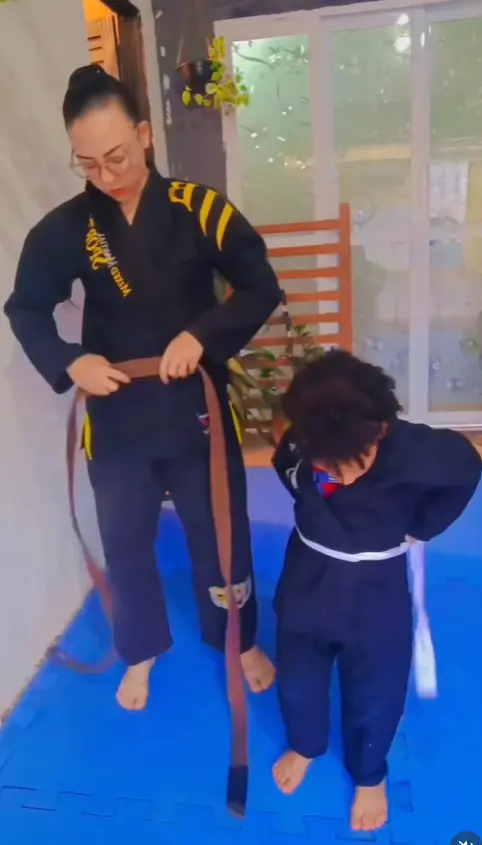 Tamires França com medalhas de jiu-jitsu
